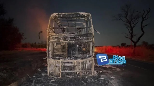 Ônibus pega fogo no Extremo Oeste e passageiros escapam ilesos