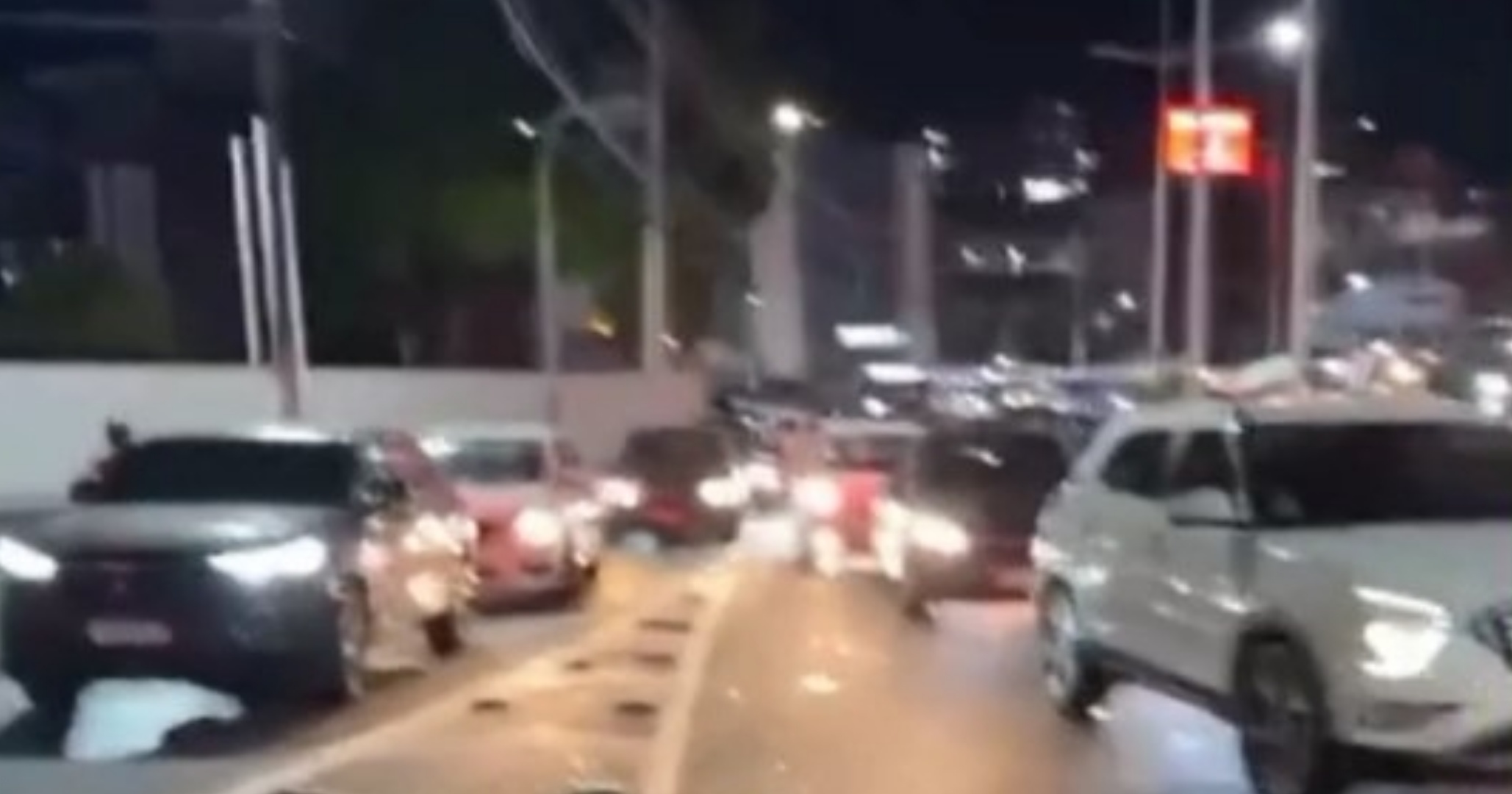 PM-BA dispersa manifestação com tiros para o alto na Juracy Magalhães, em Salvador