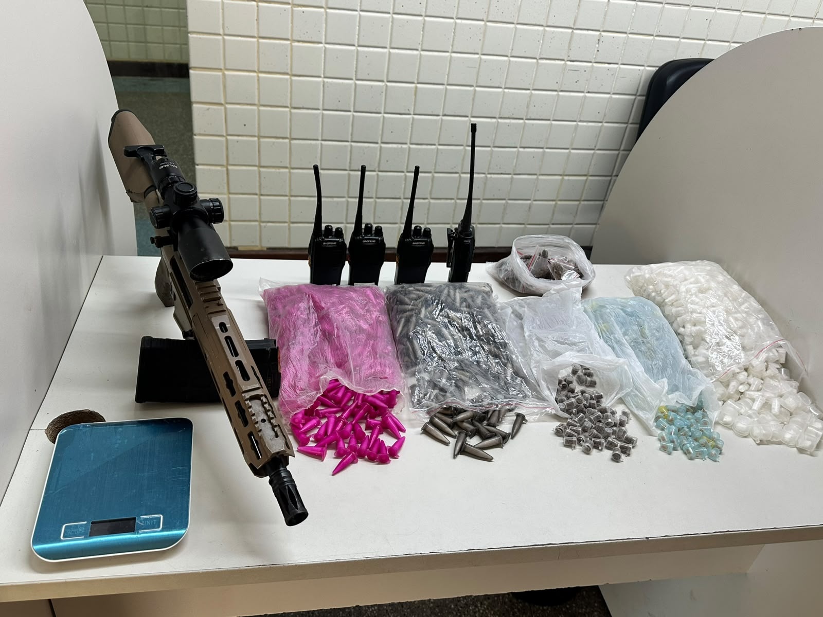 Polícia apreende fuzil, munições e drogas após fuga de membros de facção em Salvador 