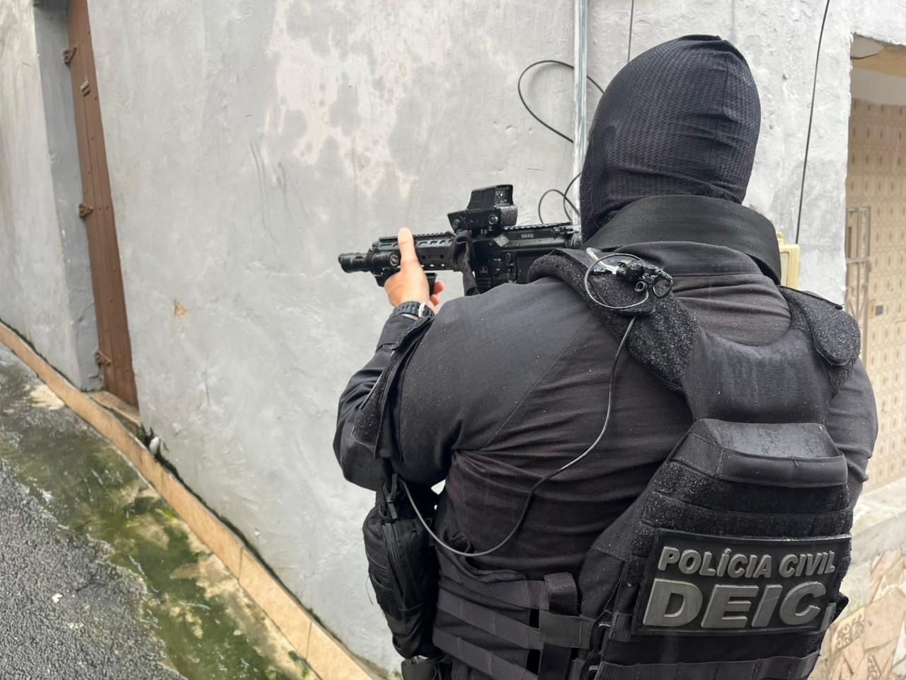 Polícia Civil da Bahia prende três homens por assaltos a ônibus no Lobato, em Salvador