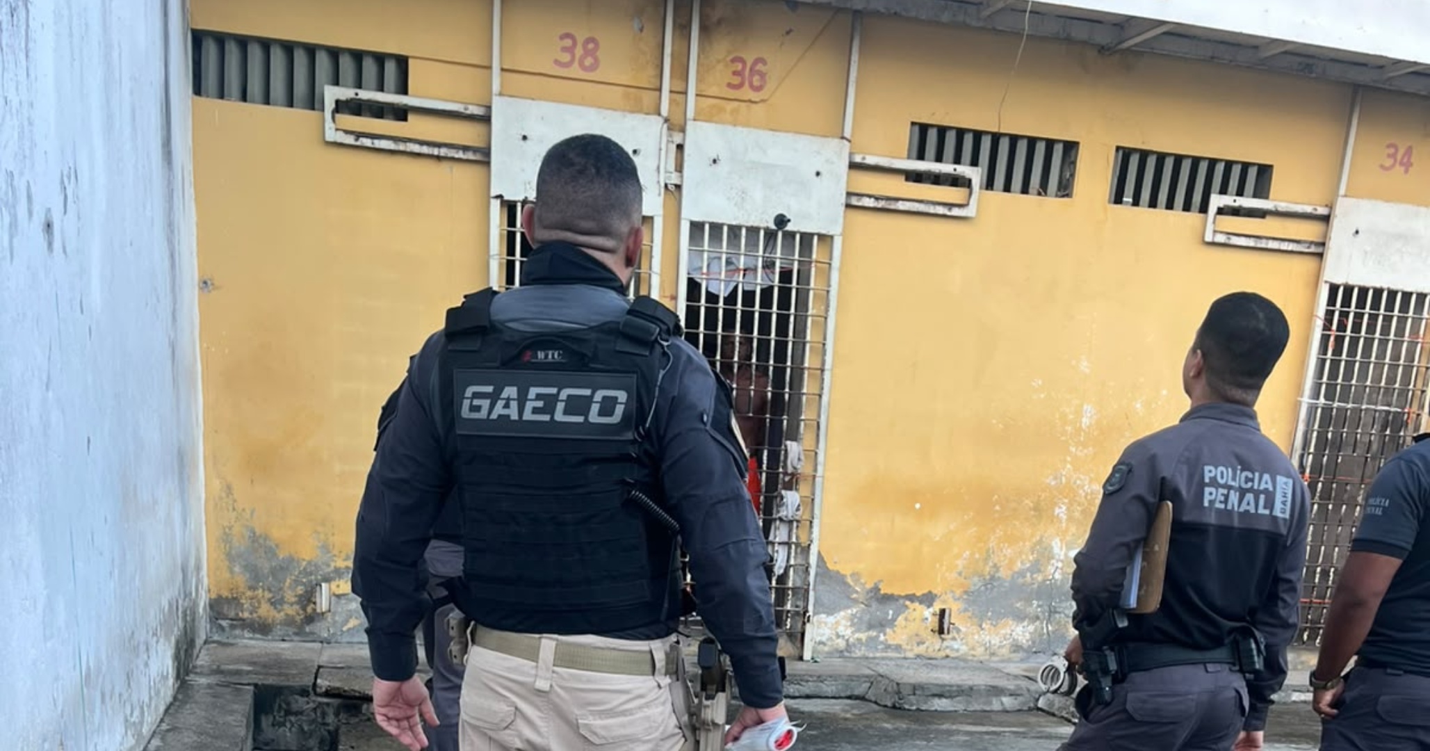 Policial penal é preso em operação contra esquema de entrada de celulares em presídio de Feira de Santana 
