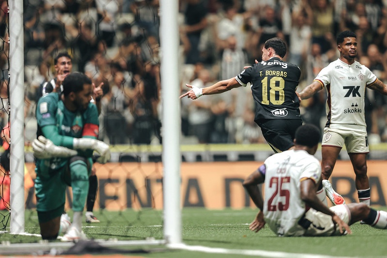 Pouco inspirado na maior parte do tempo, Vitória perde para o Atlético-MG e segue sem vencer fora na Série A