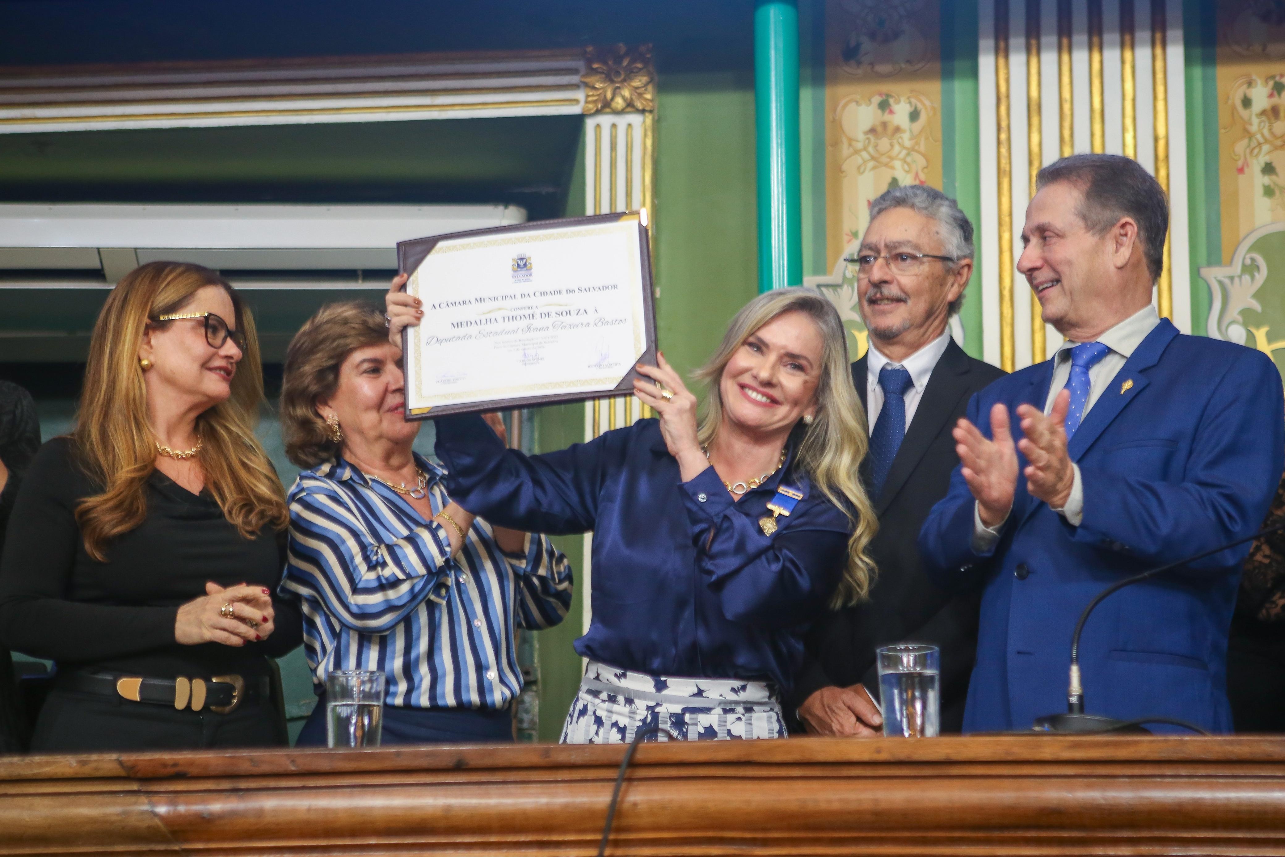 Presidente da AL-BA é homenageada com a medalha Thomé de Souza na Câmara Municipal de Salvador 