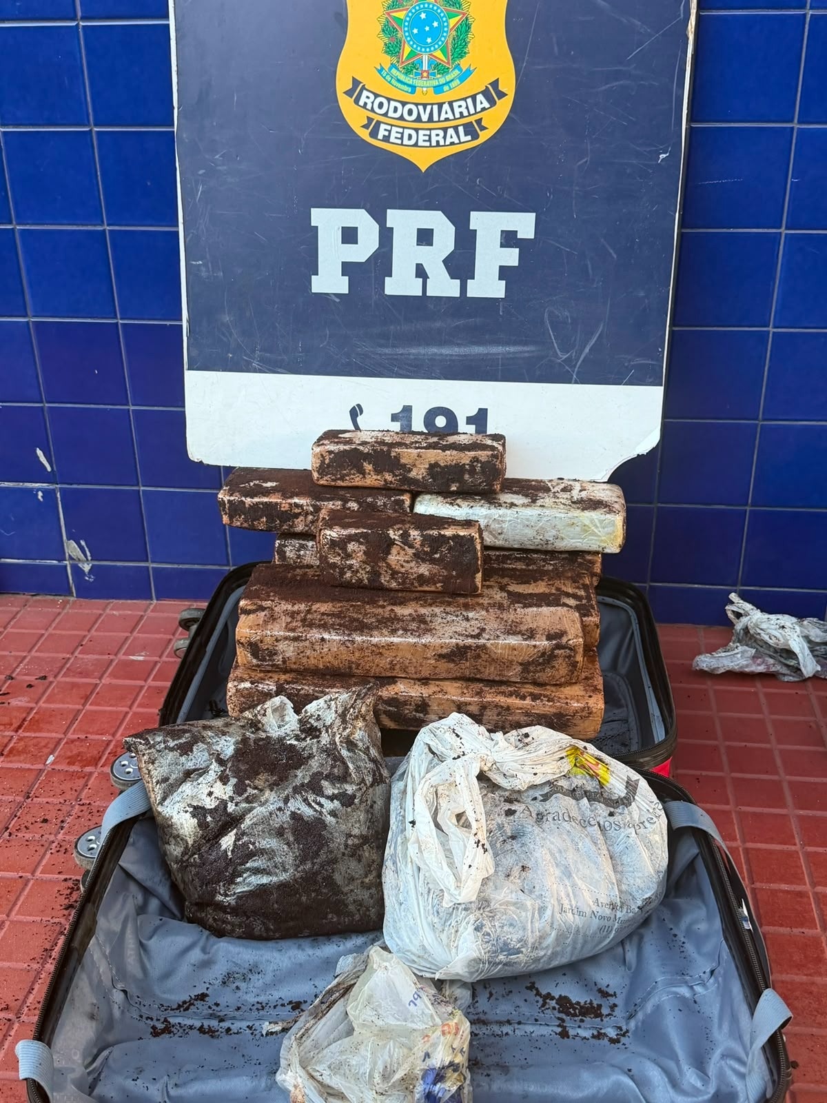 PRF apreende 13,7 kg de cocaína em mala com café em ônibus na Bahia