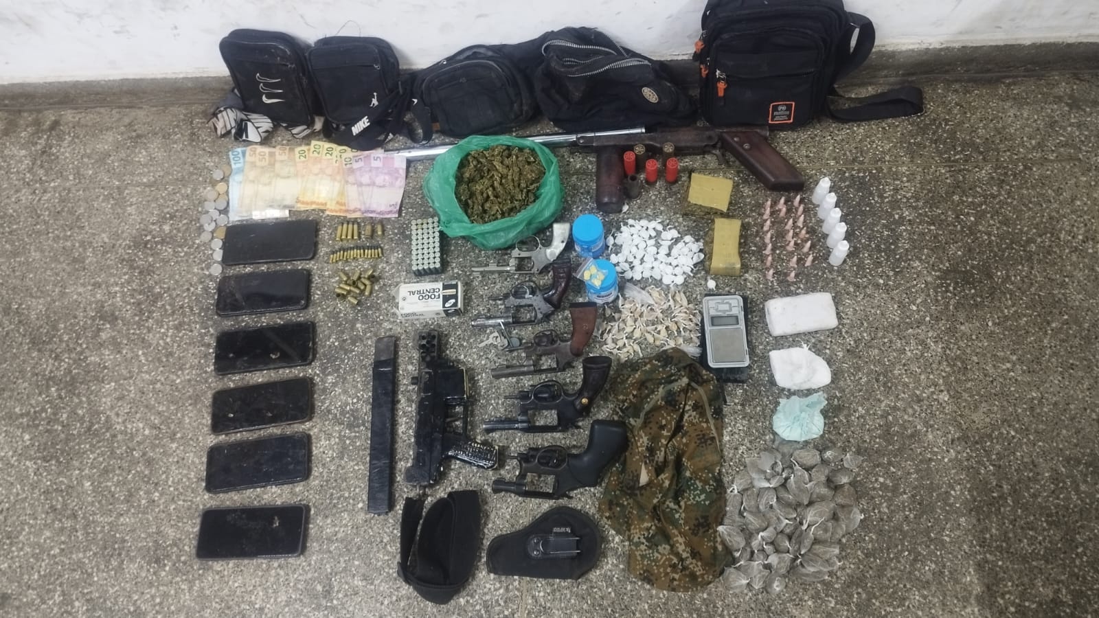 Seis suspeitos morrem após confronto com policiais em Una; armas e drogas são apreendidas
