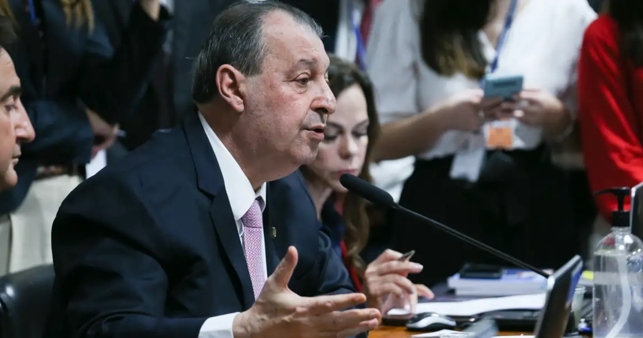 Senador apresenta relatório que mantém proposta para acabar com escala 6x1
