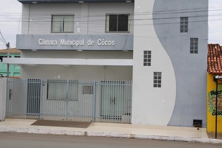 TCM suspende contrato da Prefeitura de Cocos por nepotismo envolvendo vereador