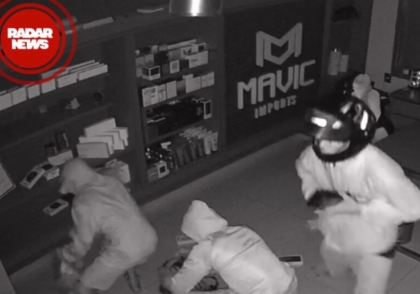 Trio arromba loja de celulares e furta aparelhos em menos de dois minutos em cidade baiana