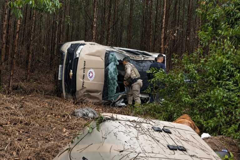 Viatura da PM capota na BA-275 e deixa policiais feridos em Belmonte