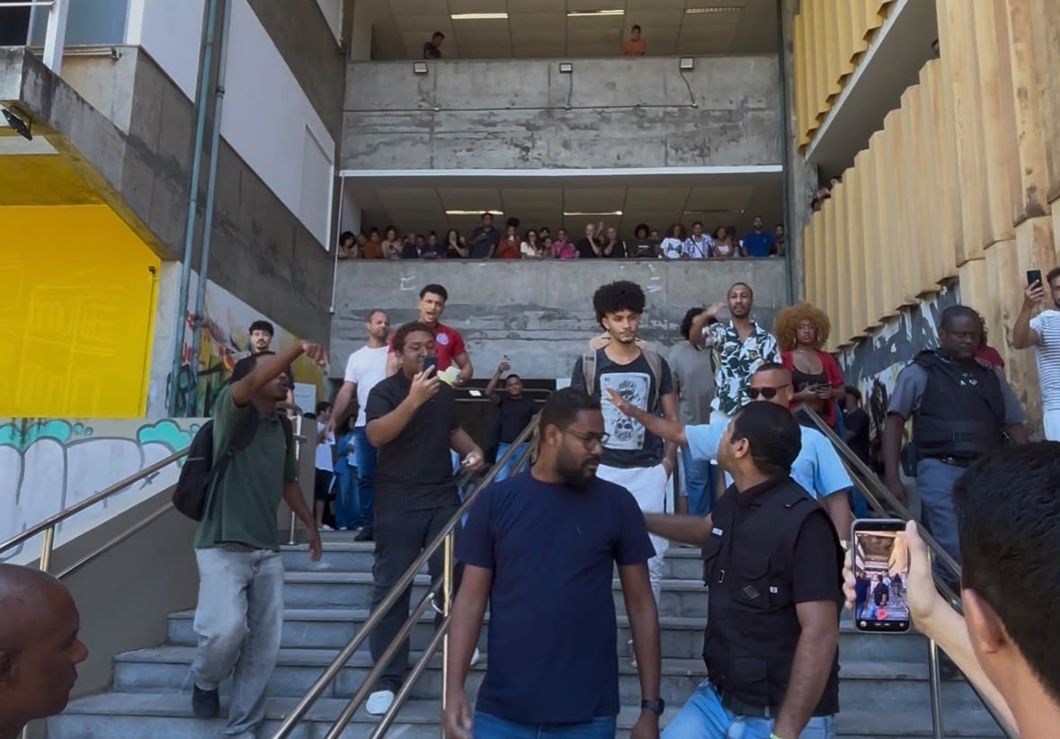 VÍDEO: Diego Castro faz ato na UFBA, promove discussão e gera agressões; deputado diz ter recebido denúncia propaganda eleitoral