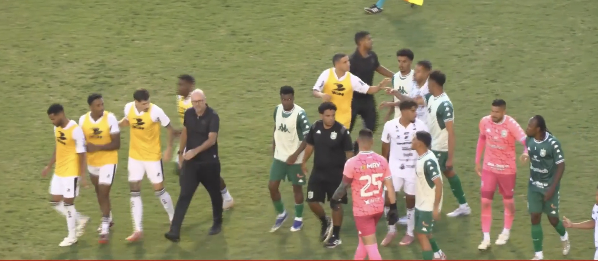VÍDEO: Ex-Palmeiras é expulso e agride adversários em confusão generalizada na Série D