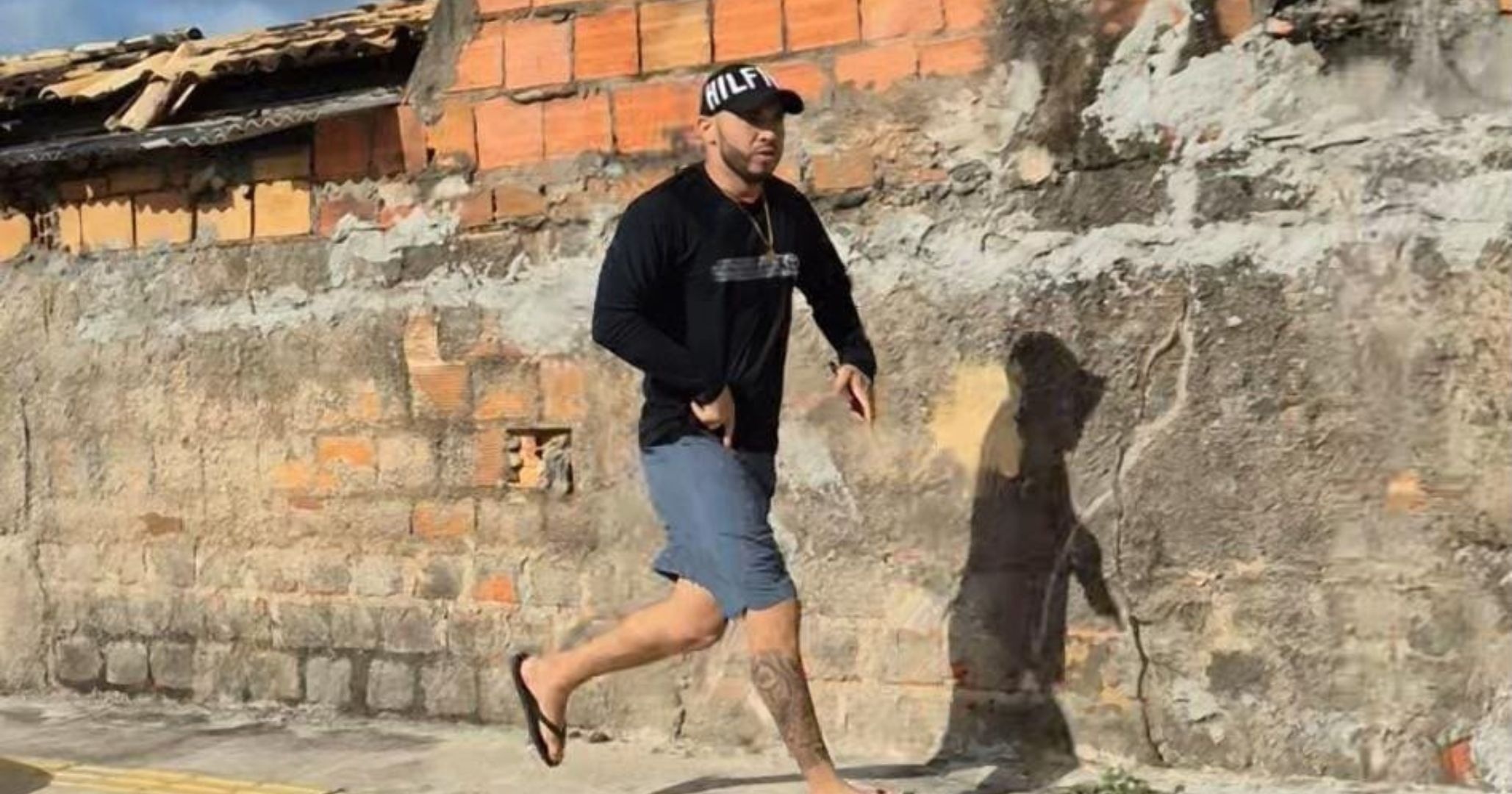 VÍDEO: Homem é procurado após roubo de celular em Camaçari
