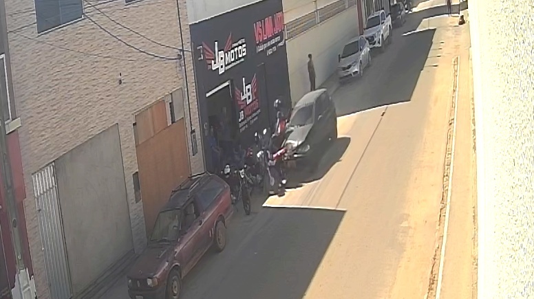 Vídeo mostra homem sendo atingido por carro dirigido por “amigo” na Bahia