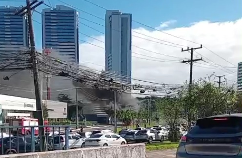 VÍDEO: Ônibus pega fogo na Avenida Tancredo Neves, em Salvador