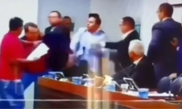VÍDEO: Vereadores trocam ‘supapos’ durante sessão da Câmara de Riachão do Jacuípe
