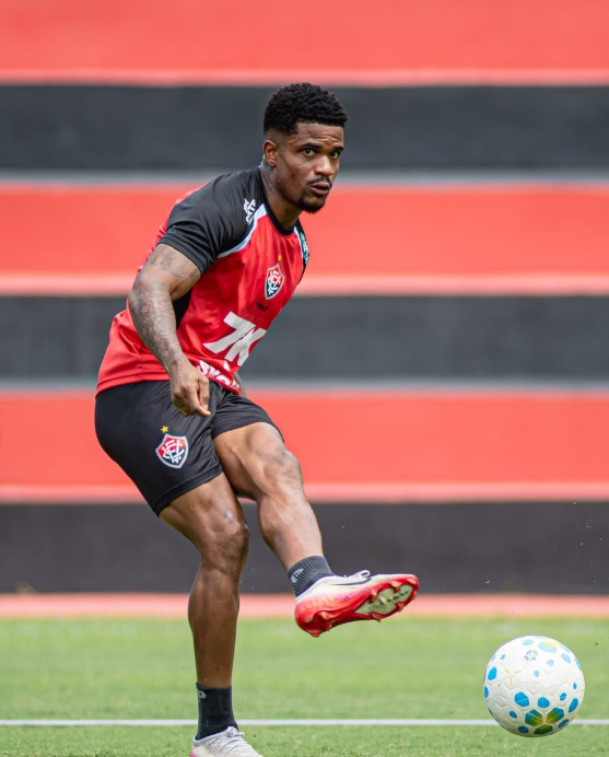 Vitória relaciona 27 jogadores para viagens contra Vasco e Atlético-MG; veja lista 