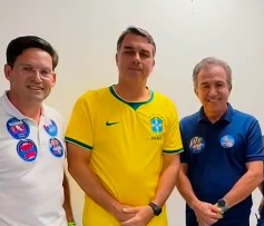 Ao lado de Roma e Marcelo Araújo, Flávio Bolsonaro agradece apoio de Conceição do Coité em corrida eleitoral 
