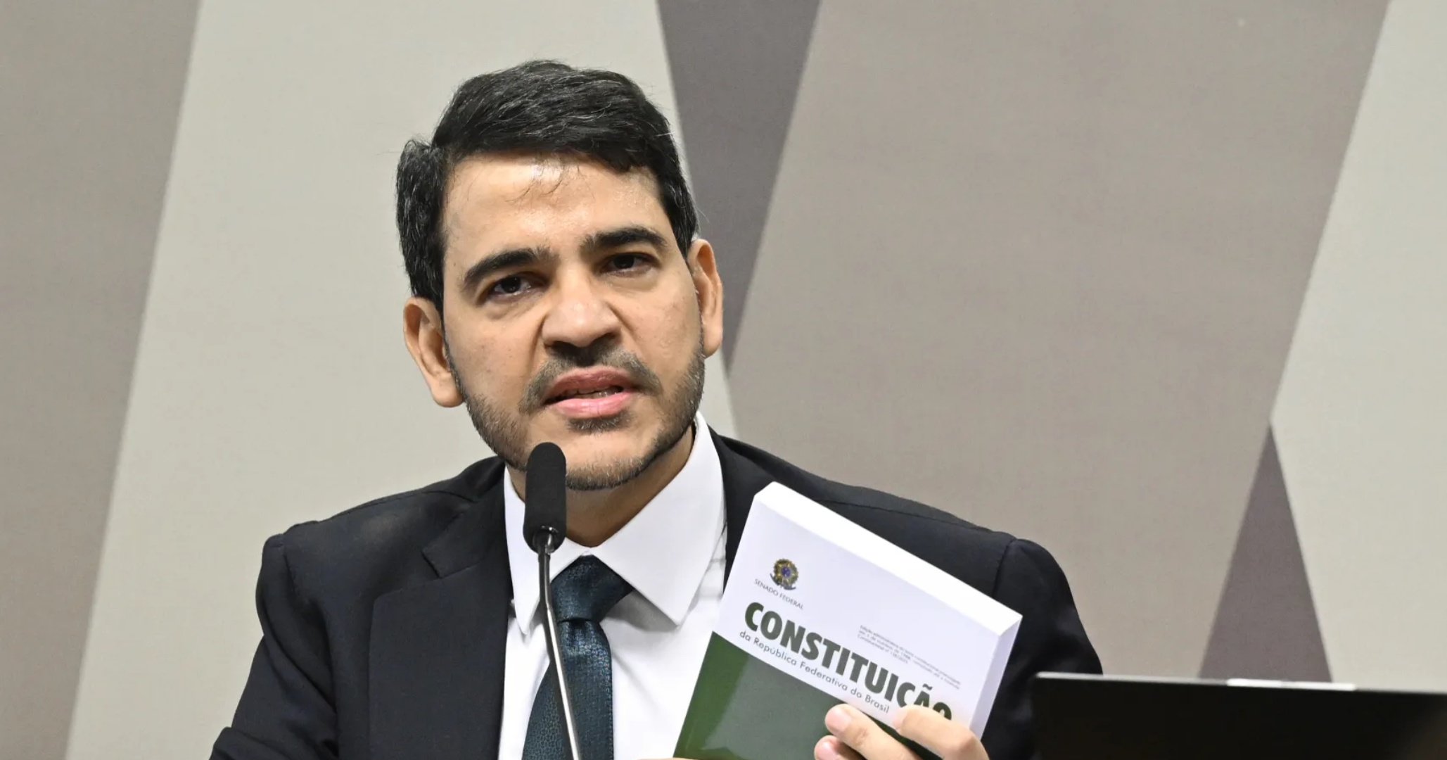 Após reintegração de Rodrigues, AGU mantém recurso para cobrar explicação de Mendonça 
