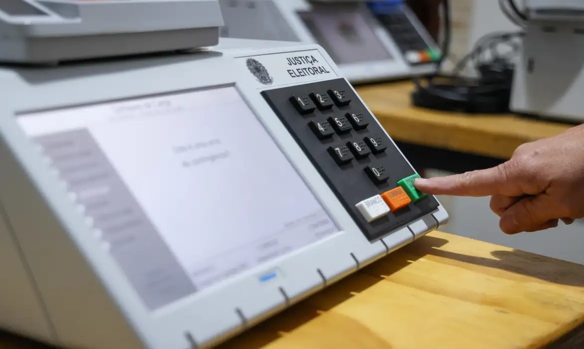Cerca de 57% dos eleitores estão mais decididos a votar do que em 2022, diz Datafolha 