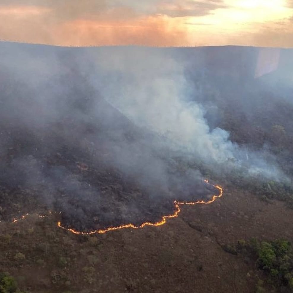 Incêndio de grandes proporções atinge área de serra no interior da Bahia