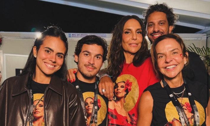 Ivete Sangalo posa coladinha com o namorado, Tiago Maia, em bastidores de show