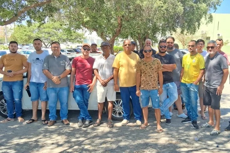 Motoristas da 99 paralisam atividades em cidade baiana e exigem reajuste nas corridas