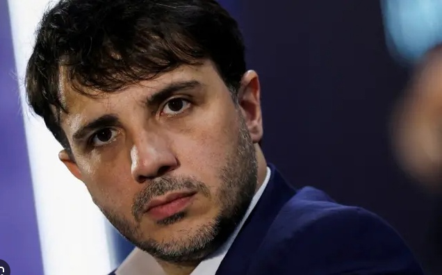 Renan Santos realiza ato no Ibirapuera e pede a prisão de ministros do STF