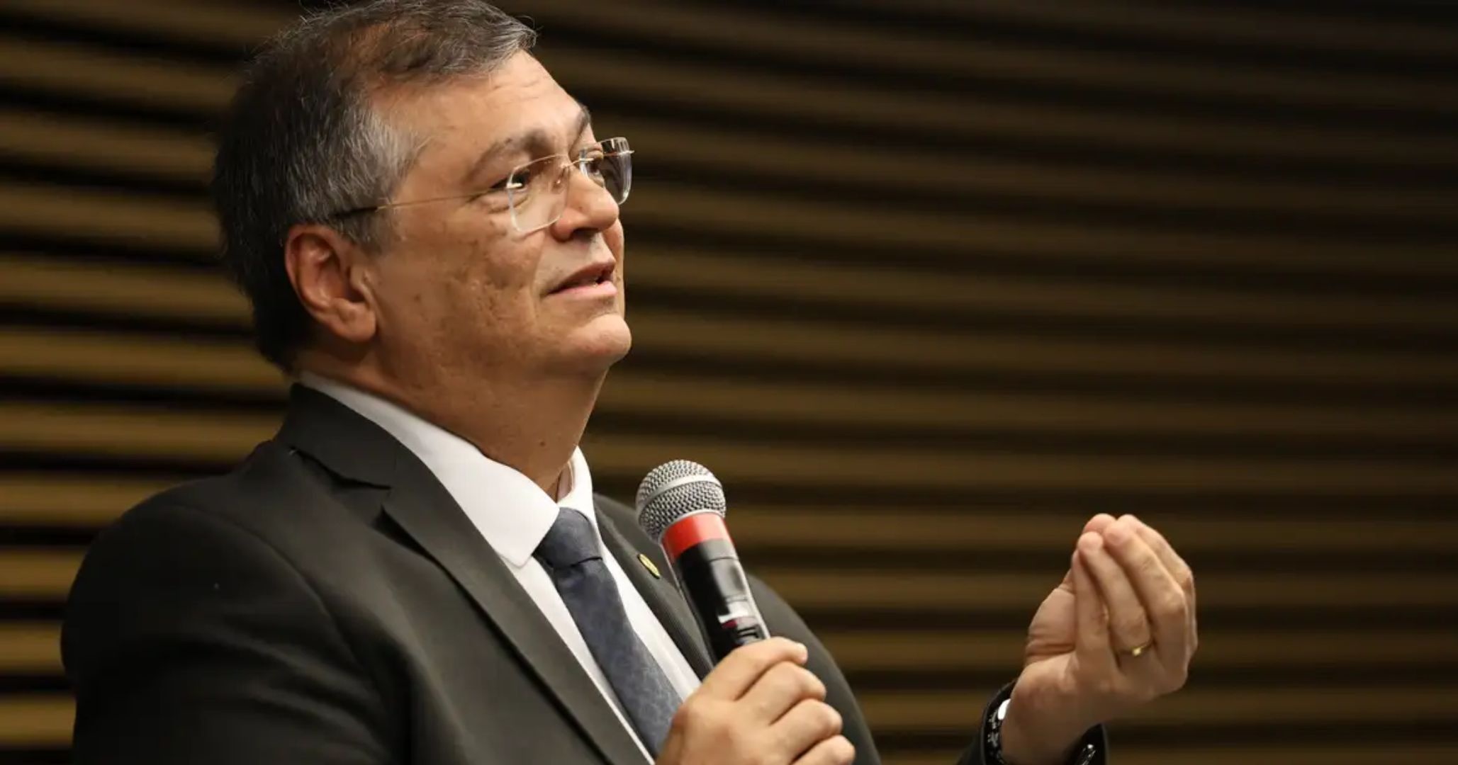 STF é maior do que qualquer um de seus integrantes, afirma Flávio Dino após escalada de crise na Corte