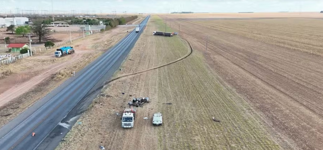 Três pessoas morrem após carro bater de frente com carreta no Extremo Oeste baiano 