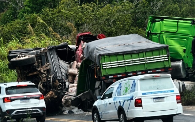 VÍDEO: Carreta tomba e invade contramão antes de acidente na BR-101 na Bahia
