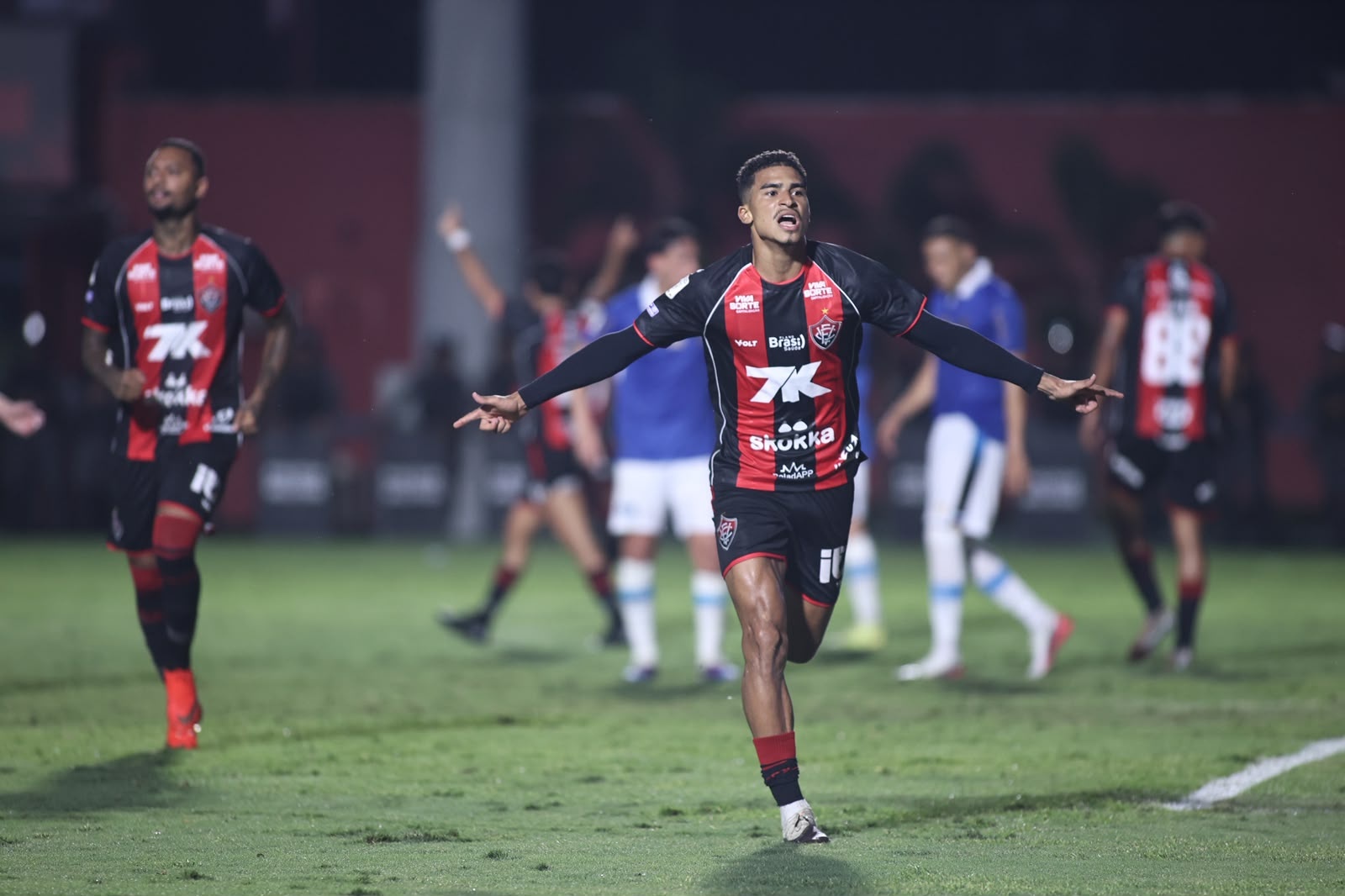 Vitória supera o Grêmio com gol de Renê e abre sete pontos da zona de rebaixamento