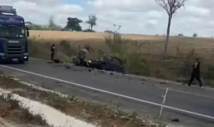 Acidente entre carro e ônibus deixa motorista morto na região de Feira de Santana