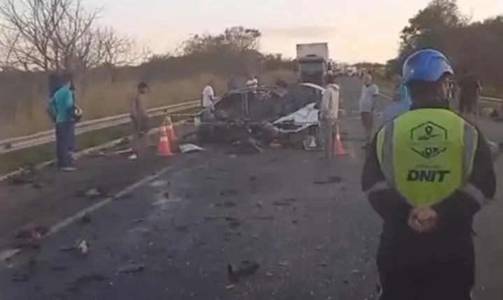 Acidente entre carro e ônibus deixa uma pessoa morta na BR-116 em Vitória da Conquista