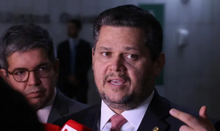 Alcolumbre envia PEC do fim da escala 6x1 para CCJ do Senado