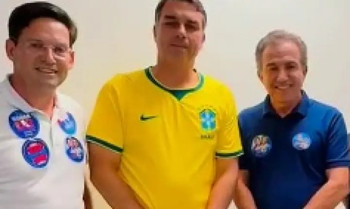 Ao lado de Roma e Marcelo Araújo, Flávio Bolsonaro agradece apoio de Conceição do Coité em corrida eleitoral 