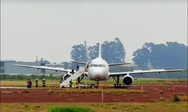 Avião da Latam com 151 pessoas a bordo sai da pista durante pouso e fica atolado na lama no Paraná