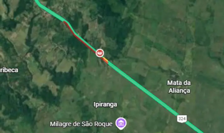 Caminhão tomba, derruba carga e causa engavetamento com feridos na BR-324 em Amélia Rodrigues