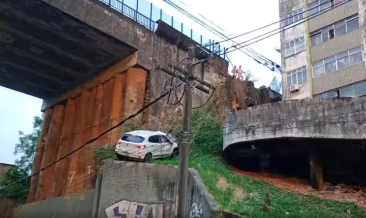 Carro derruba mureta de viaduto e fica próximo de cair no Vale do Ogunjá, em Salvador