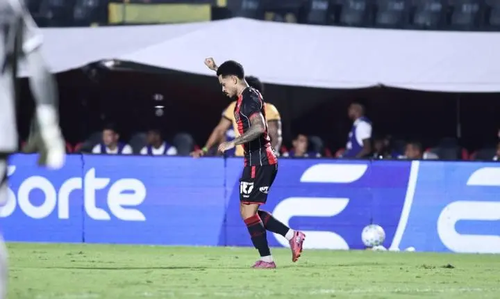Com gol solitário de Matheuzinho, Vitória bate o Botafogo no Barradão e vence a primeira no returno do Brasileirão