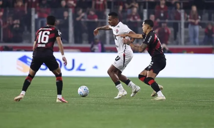 Com nova expulsão, Vitória perde para o Athletico-PR e terá que reverter desvantagem no Barradão