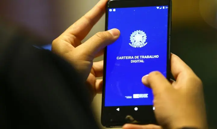 Desemprego cai para 5,3%, o menor para o trimestre terminado em julho