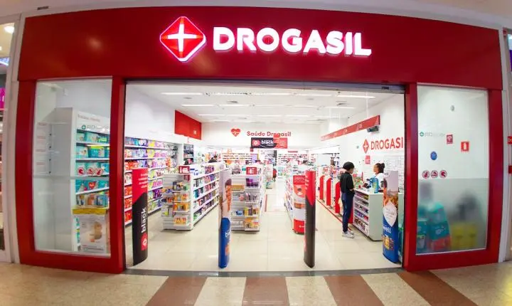 Drogasil é processada após proibir funcionários de sentar em jornada