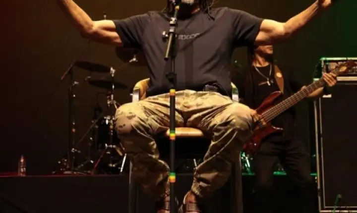 Edson Gomes dá entrada em hospital após show na Concha Acústica