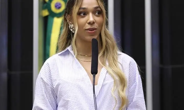 Erika Hilton aciona Justiça Eleitoral contra Nikolas Ferreira após por publicação de laudo falso da PF