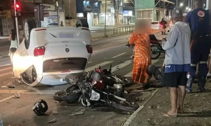 Ex-policial militar colide carro contra motocicletas em Feira de Santana; veículo capotou