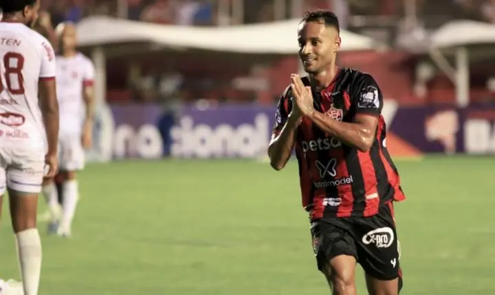 Ex-Vitória, Mateus Gonçalves busca clube para atuar na Bahia, mas alta pedida salarial dificulta negociações; entenda