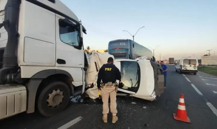 Feira de Santana: Engavetamento com bitrem destrói carros e congestiona BR-324