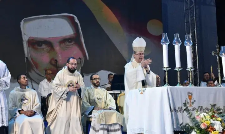 Fiéis encerram festividades em homenagem a Santa Dulce dos Pobres com missa e procissão em Salvador 