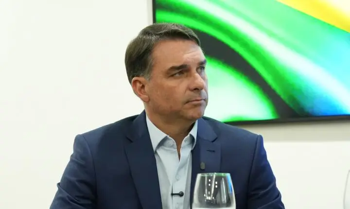 Flávio Bolsonaro critica Toffoli e fala em censura após suspensão de campanha de Renan Santos