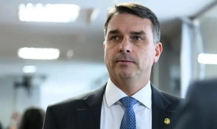 Flávio Bolsonaro nega serviço a empresa de fachada de Vorcaro